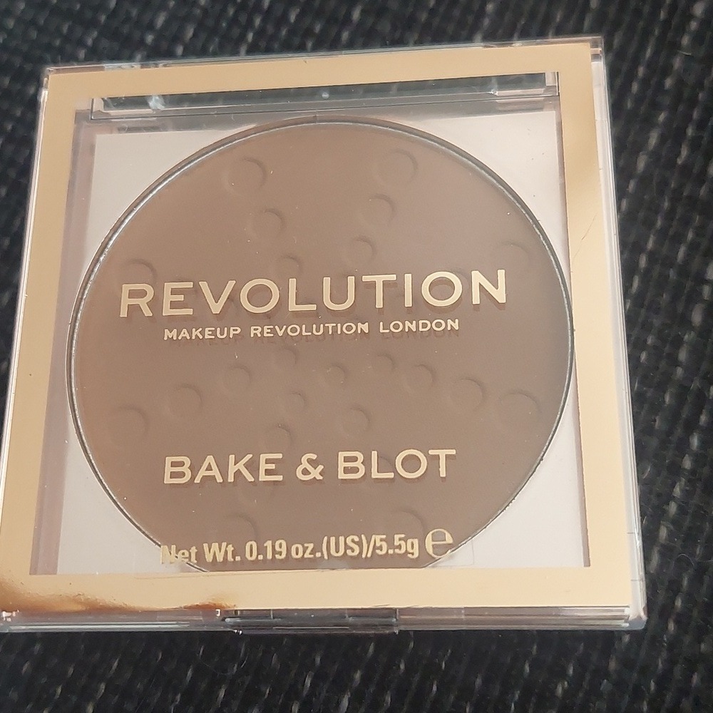 Revolution bake and blot Deep Dark‎